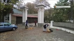 «Оскорбила» полицейского – 250 часов убирала парки. Крымские татары отмечают конец наказания Заремы Куламетовой (видео) «Оскорбила» полицейского – 250 часов убирала парки. Крымские татары отмечают конец наказания Заремы Куламетовой (видео)