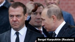 Дмитрий Медведев (слева) в бытность премьер-министром России и президент России Владимир Путин. 22 июня 2017 года