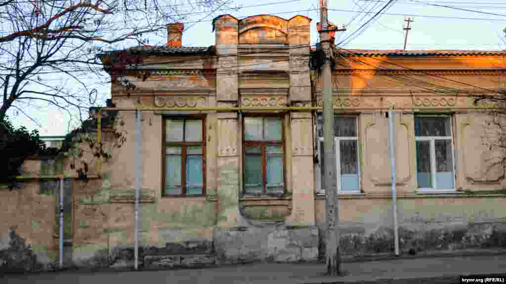 Одна зі старих будівель 