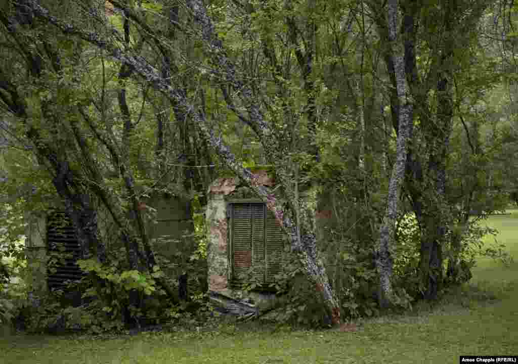 А эти странные сооружения – вентиляторы. Они спрятаны под деревьями от глаз американской разведки. А что спрятано под ними? Под землей? 