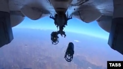 Российский самолет сбрасывает бомбы над Сирией