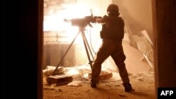 Украинский военнослужащий ведет обстрел в районе Авдеевки (архивный снимок)