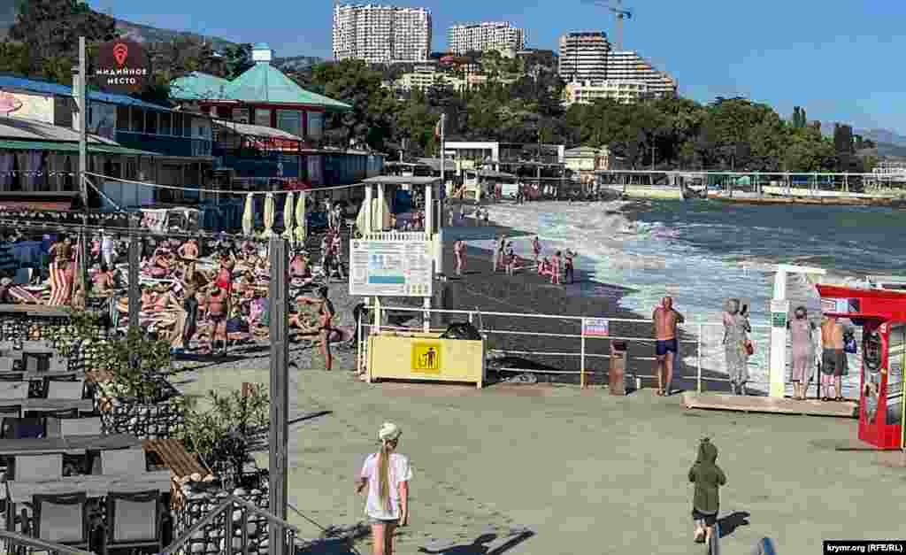 На центральном городском пляже в Алуште, Крым  
