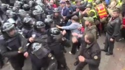Антиправительственная демонстрация обернулась дракой с полицией (видео) Антиправительственная демонстрация обернулась дракой с полицией (видео)