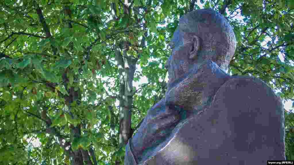 Франклин Рузвельт, чувствуя наступление осени, кутается в плед  