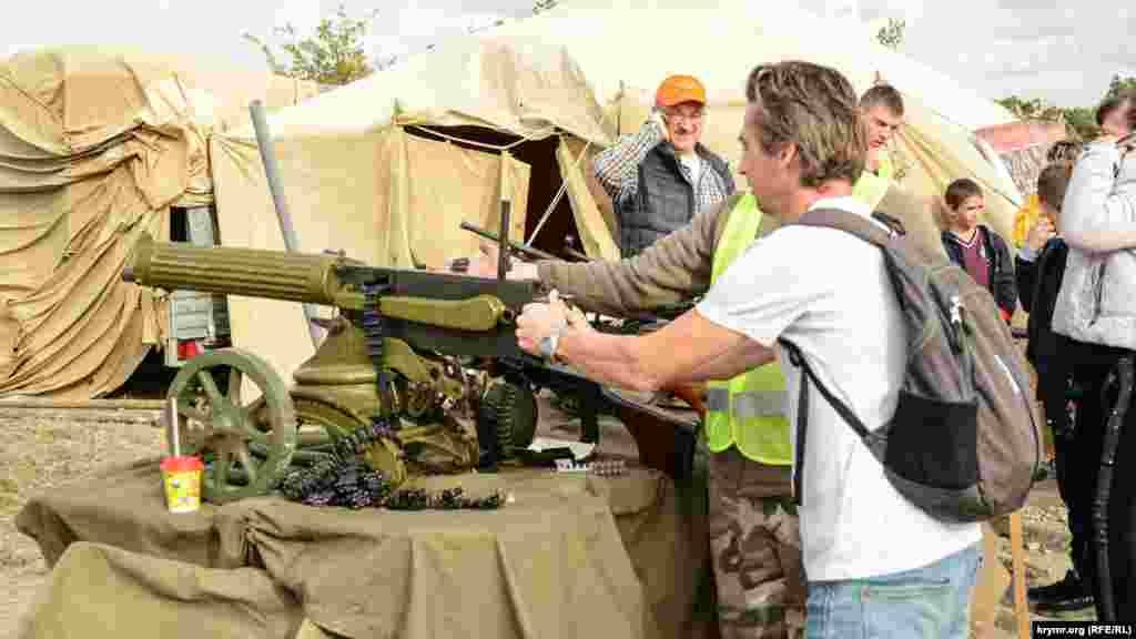На военно-историческом фестивале посетителям предлагали совершить серию из пяти выстрелов из пулемета за 400 рублей (147 гривен)