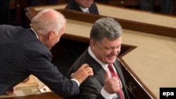 Вице-президент Джо Байден приветствует президента Украины Петра Порошенко на совместном заседании Конгресса, на Капитолийском холме в Вашингтоне, 18 сентября 2014