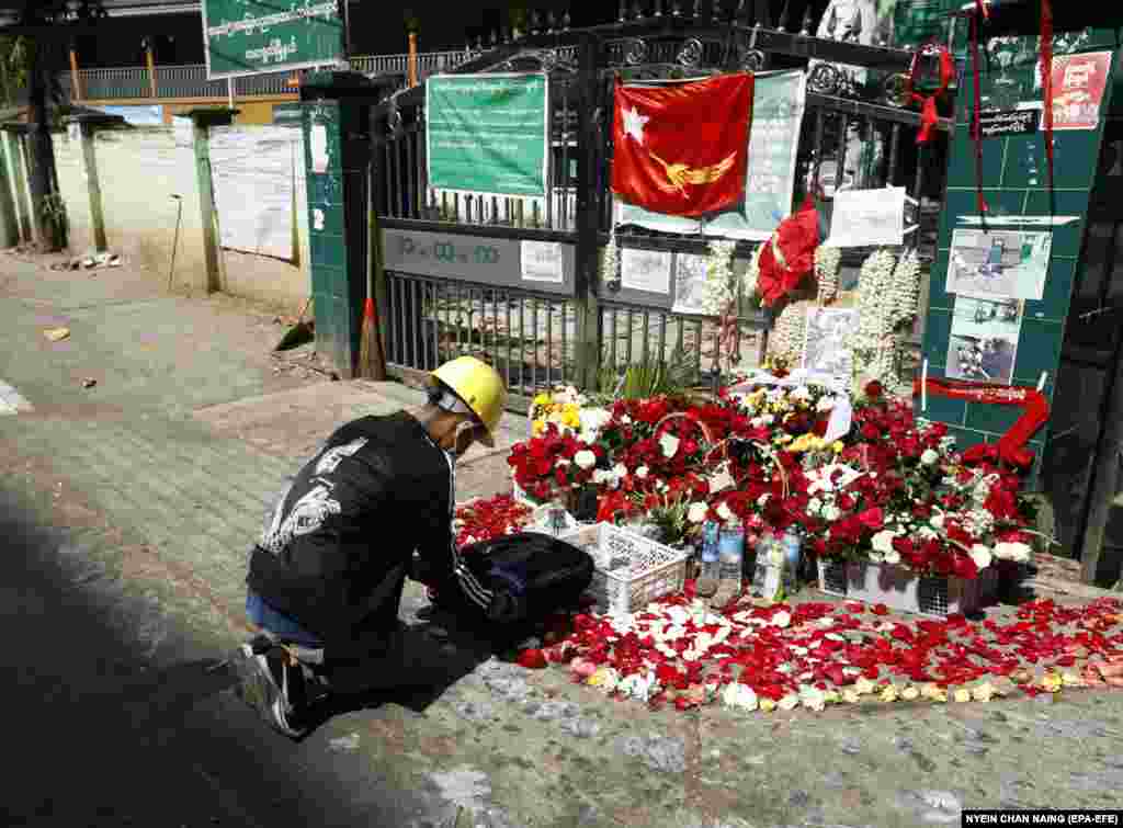 Мужчина возлагает цветы к импровизированному мемориалу 23-летнему демонстранту, убитому во время подавления протестов в Янгоне, 1 марта 2021