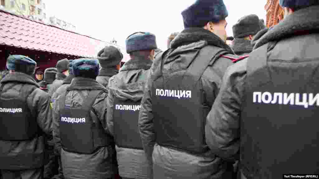 Активистам "Левого фронта" и объединений "Обманутых дольщиков" не удалось прорваться на Красную площадь, где планировалась несанкционированная акция "Народ против незаконных выборов!". 