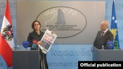 Косово. Министр внутренних дел Австрии Йоханна Микл-Лейтнер на совместной пресс-конференции с премьер-министром Косова Исой Мустафой, 20 февраля