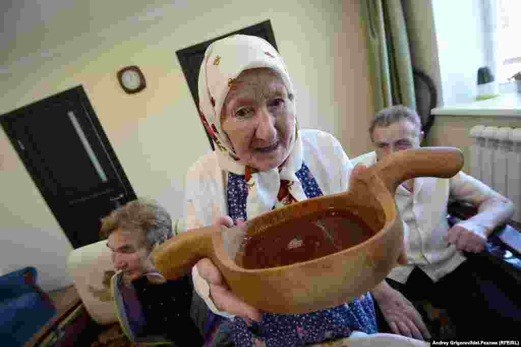 В первых рядах ковш получает старейшая жительница деревни Мария Андреевна Эльман. Она контролировала процесс пивоварения. 