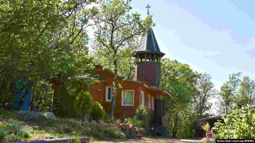 Деревянная православная церковь Усекновения главы Иоанна Предтечи. В 1848 году над источником построили церковь в честь этого святого. После установления в Крыму советской власти церковь использовалась как загон для скота, постепенно разрушалась, а во время Второй мировой войны в храм попал снаряд. Небольшой деревянный храм возвели до аннексии Крыма, в обители рядом с ним постоянно живут несколько монахинь