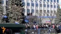 Pro-Russia Protesters Seize The SBU's Headquarters In Luhansk Pro-Russia Protesters Seize The SBU's Headquarters In Luhansk
