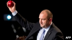 Новоизбранный президент Болгарии Румен Радев во время пресс-конференции в Софии, 13 ноября 2016 года