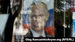 Портрет Путіна у вітрині книгарні в окупованому Сімферополі