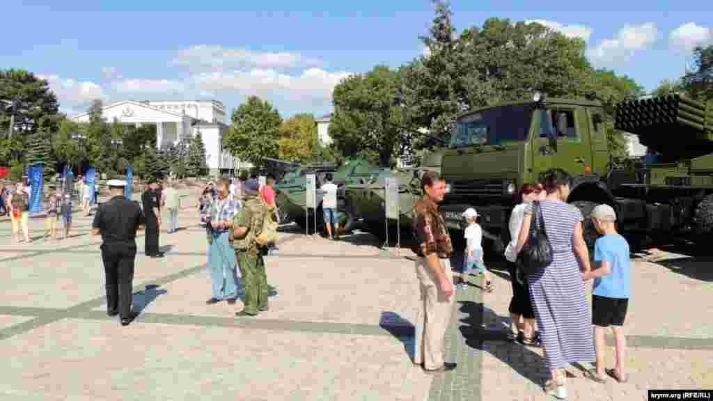 Російська військова техніка на тлі однієї з найвідоміших будівель Керчі – театру ім. Пушкіна