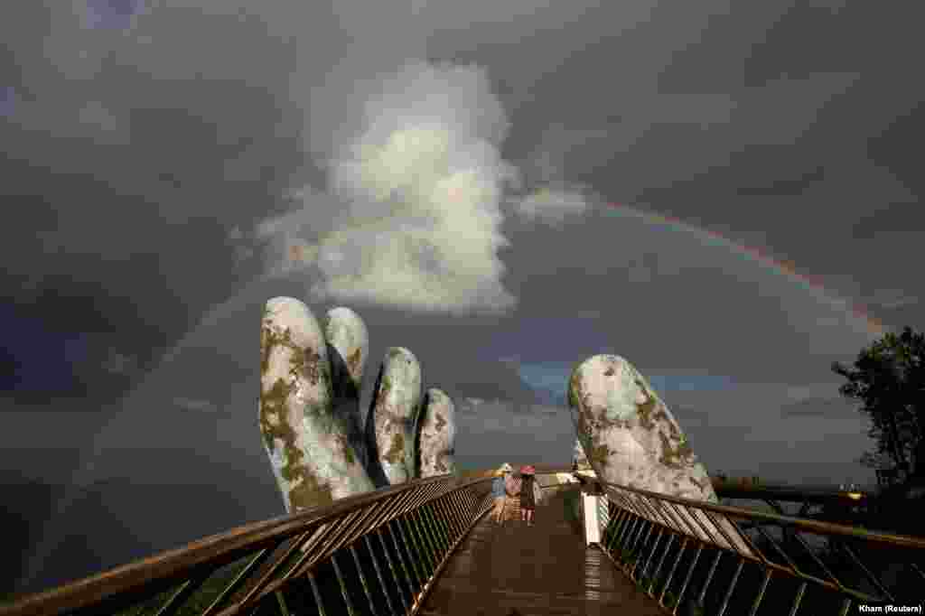 Дананг, Вьетнам. Двойная радуга над мостом Gold Bridge. (Reuters/Kham)