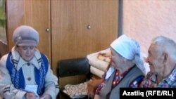Җанисәпче Равия Шәрәфуллина Казандагы бер гаиләдә сораштыру үткәрә. 2010 ел.