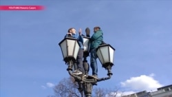 Зачем сын экс-депутата залез на фонарный столб в день протестов в России (видео) Зачем сын экс-депутата залез на фонарный столб в день протестов в России (видео)