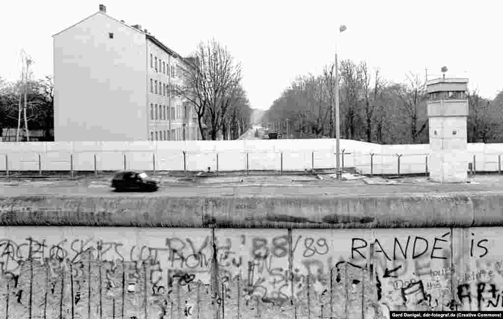 Патрульная машина на "полосе смерти" у улицы Бернауэра в 1989 году