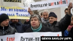 Акция против агрессии России в отношении Украины, проведенная возле памятника Тарасу Шевченко в Симферополе, 11 марта 2014 года