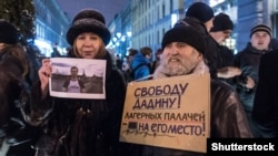 Activists protest in support of Russian civil activist Ildar Dadin in St. Petersburg on November 3.