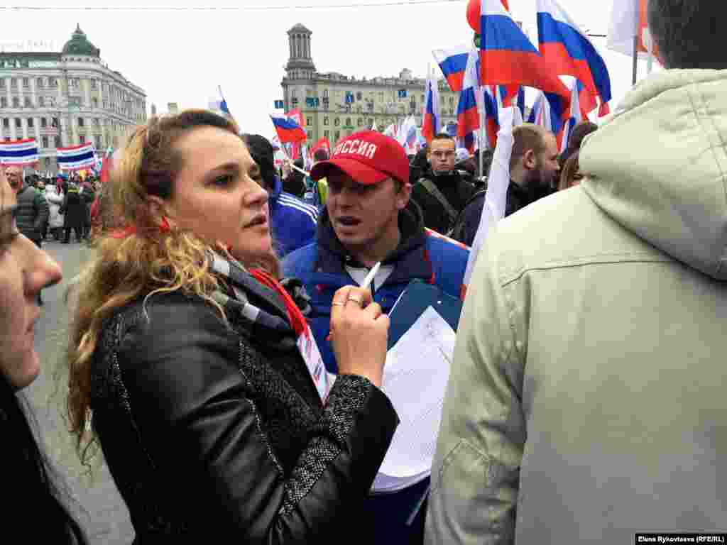 Шествие "Мы едины!" в центре российской столицы. Традиционное для таких мероприятий действие – учет обязанных принять в нем участие