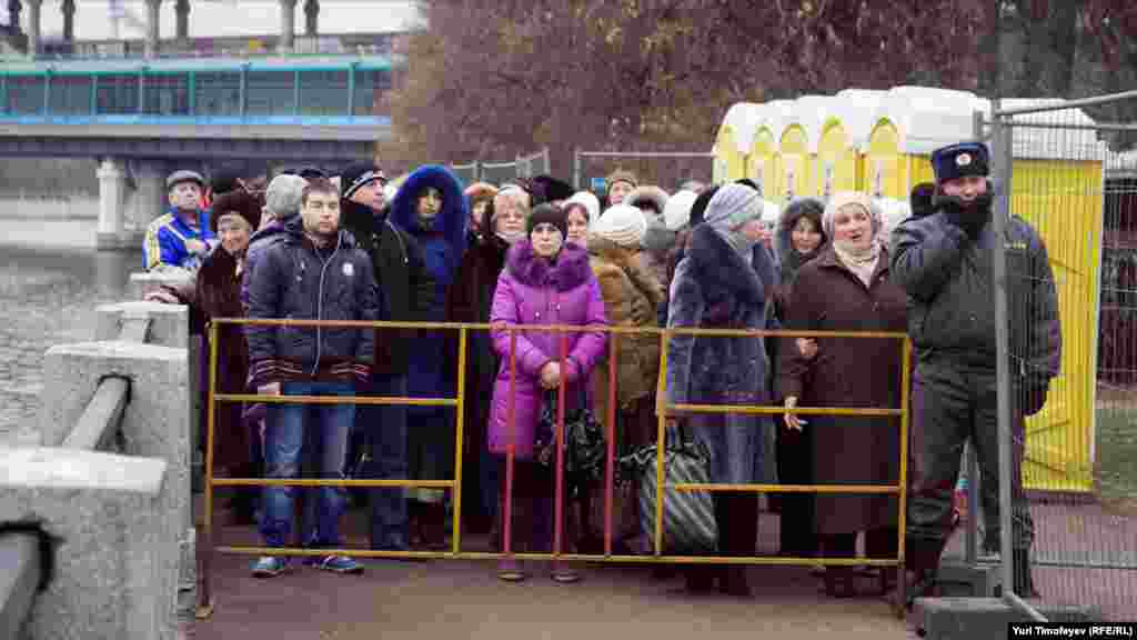 Очередь начинается более чем за шесть километров до храма у станции метро "Воробьевы горы" 