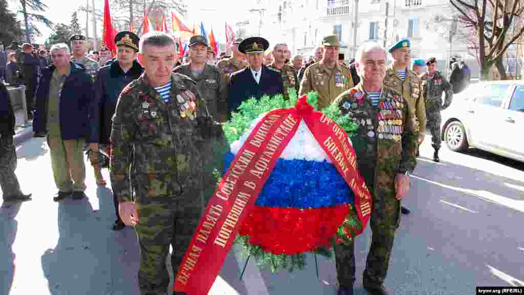 Воины запаса с медалями в начале колонны 
