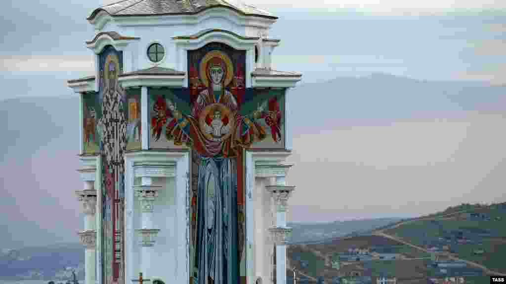 Новый храм – самый высокий в Крыму, его высота – 65 метров. В оформлении использованы корабельные якоря и якорные цепи. Под главным крестом внутри позолоченного шара, который символизирует планету Земля, установлен маячный фонарь, а чуть ниже размещается колокольня с электрическим приводом колоколов