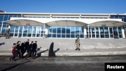 Турецкие солдаты маршируют перед зданием суда, где проходит заседание по делу о перевороте