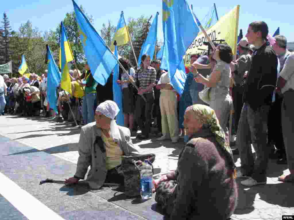 8. Год 2009-й, Симферополь, площадь Ленина.  День памяти жертв депортации – это день единства поколений. Те, кто видел теплушки собственными глазами, и те, кто родился в свободном Крыму – сегодня вместе.