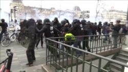 Протесты «желтых жилетов»: водометы и слезоточивый газ (видео) Протесты «желтых жилетов»: водометы и слезоточивый газ (видео)