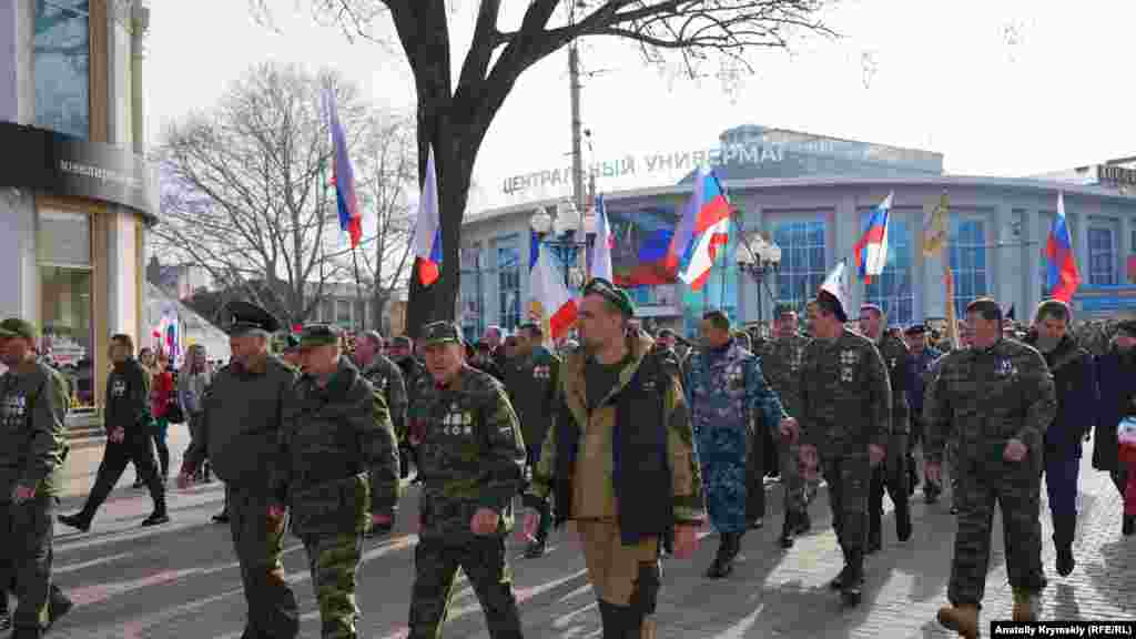 Колонну замыкали ветераны местной «самообороны»