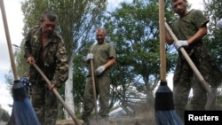 Пленные украинские военные подметают улицы в городе Снежное Донецкой области