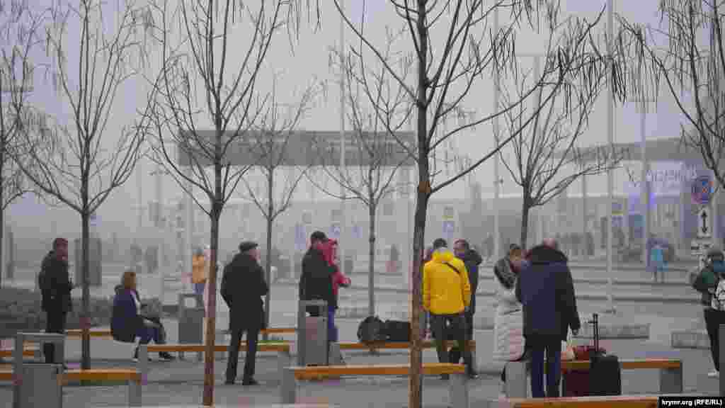 В курилке – ожидающие своих рейсов пассажиры