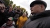 К Рифату Ганибаеву (справа) у татарстанских инвалидов накопилось множество претензий. Фото с митинга за отставку главы ФСС по РТ Павла Лоханова.