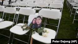 Накануне начала суда в Гааге родственники жертв катастрофы рейса MH17 установили перед российским посольством в Гааге 298 пустых стульев – по числу погибших