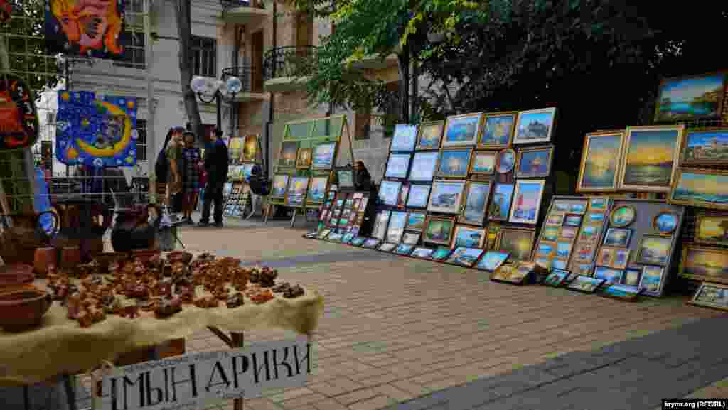 Феодосийские «чмындрики» – миниатюрные авторские фигурки из глины – продаются на местном вернисаже по 150 рублей
