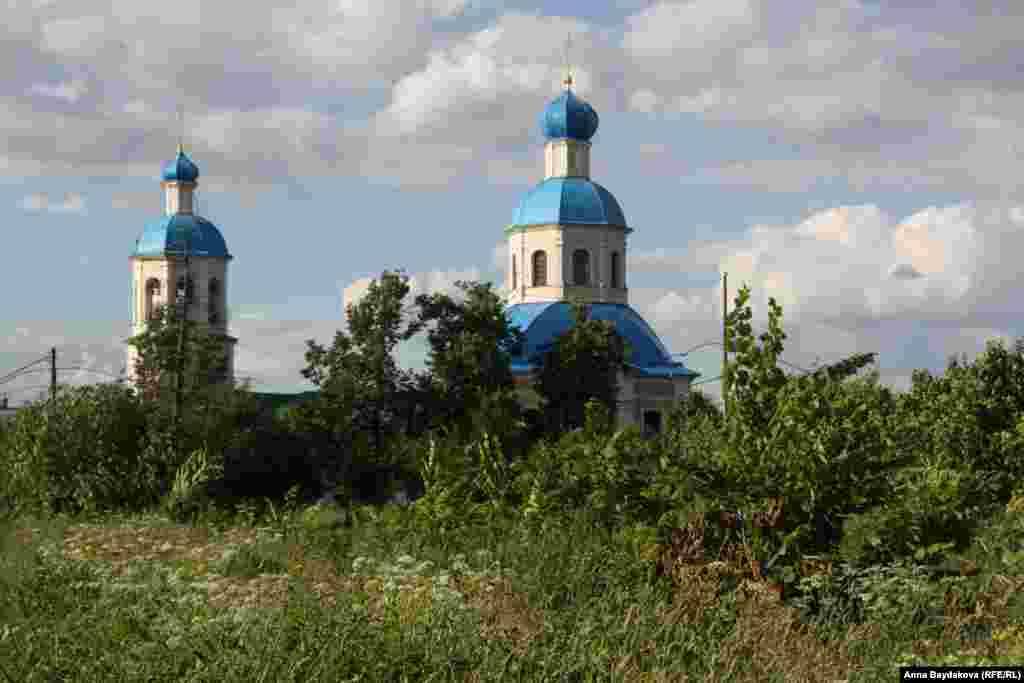 Храм Святых Первоверховных Апостолов Петра и Павла на Новоясеневском проспекте, Новоясеневский проспект, дом 42, строения 7, 8.  