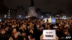 Акция в центре Парижа в среду вечером в связи с нападением на Charlie Hebdo. В руках у участников плакаты с надписью "Я - Шарли".