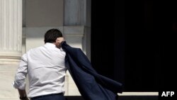 Премьер-министр Греции Алексис Ципрас вернулся в свою канцелярию после переговоров в Брюсселе, 13 июля 2015 г.