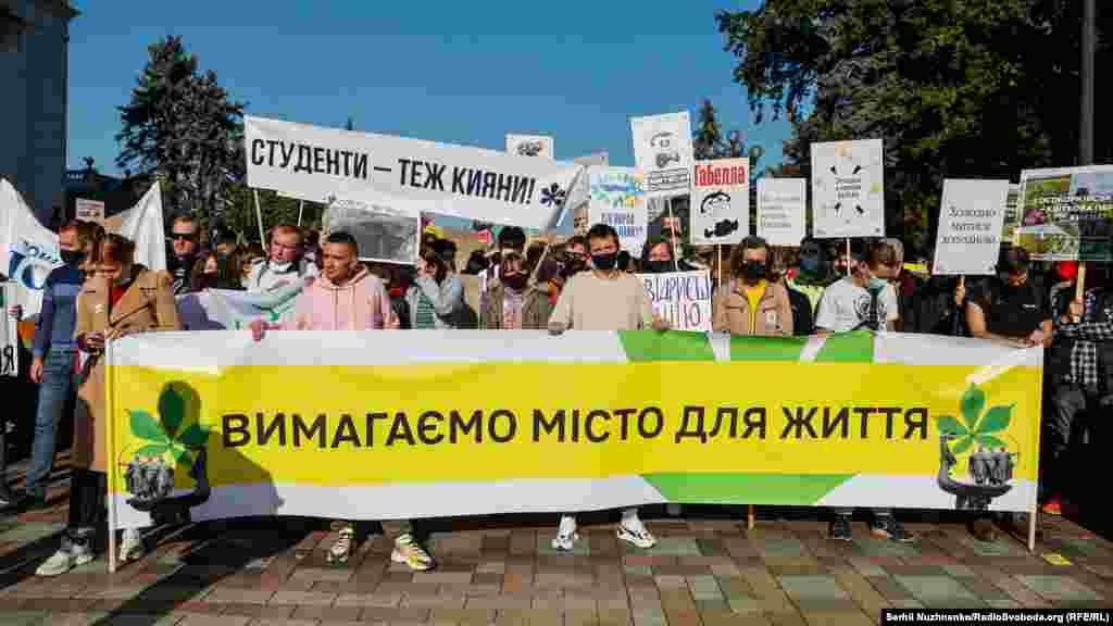 Учасники акції тримали плакати з гаслами: «Вимагаємо місто для життя», «Модернізм не совок», «Збережімо архітектурну спадщину Києва», «Київ – для людей», «Має зеленіти Київ, а не Дніпро»