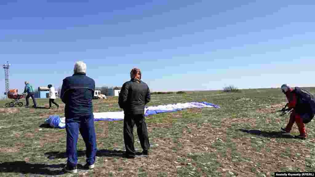 На Узун-Сирт часто приїздять цілими родинами. На задньому плані – база дельтапланеристів