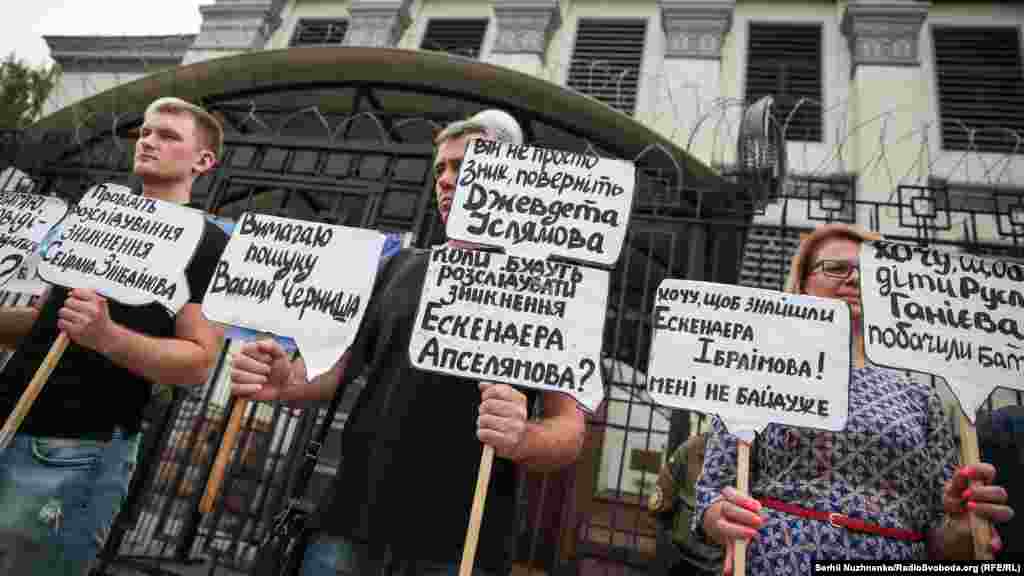За даними активістів, з моменту окупації Криму Росією зникли 44 кримчанина, 16 – досі вважаються зниклими безвісти, шість – були знайдені мертвими, ще двоє – перебувають у місцях позбавлення волі