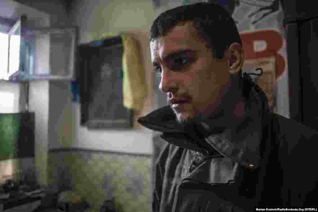 Солдат батальона «Айдар» Николай. На фоне флага и портрета Тараса Шевченко. Парень возит с собой портрет писателя во время всех ротаций и передислокаций. «У каждого свое проявление веры и патриотизма. Мое – такое», – поясняет Николай