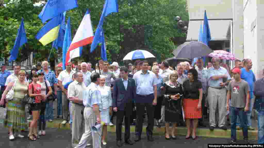 Влада заборонила акцію на захист української мови, але дозволила мітинг і ходу «Партії регіонів». У перших рядах прихильників мовного закону – міністр освіти Криму, кримські та сімферопольські депутати та чиновники