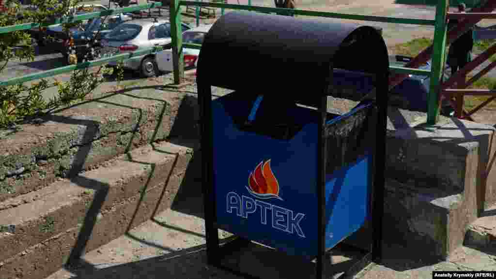 Логотипы «Артека» буквально на каждой мусорной урне