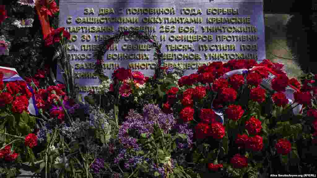 Цветы у памятника «Партизанская шапка» на Ангарском перевале, 2 мая 2017 года