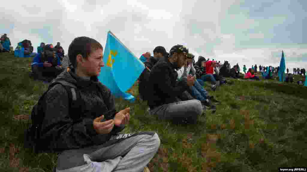 После намаза проводится дуа в память о жертвах депортации 